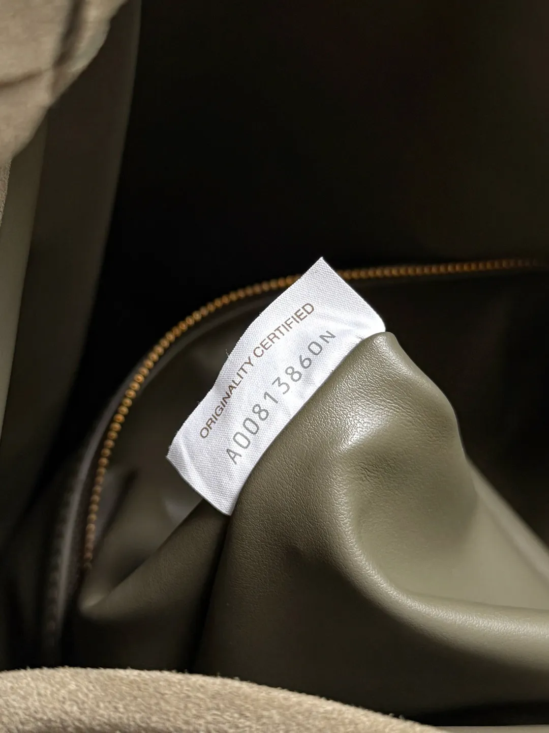 Batch 2160 Recently, I seem to be obsessed with this bag from BV~ The new Hop is really not too beautiful. The whole bag has no seams. The bag body and handles are made of one piece of leather. It embodies the style and essence of Bottega Veneta. It truly represents craftsmanship and creativity. The large size has a very loose and lazy upper body. Big bag lovers will definitely not regret buying it. Style number: 763970 Size: 53*24*13